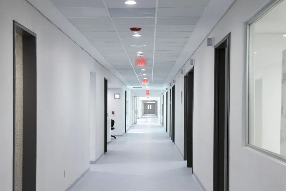 Hospital corridor with operating-theatre ventilation